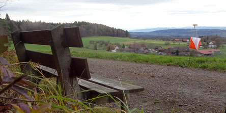 das Bänkli mit der schönen Sicht in die Alpen