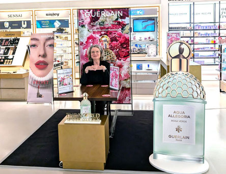 Guerlain Muttertags-Event: Live Gravur in Frankfurt mit Aktionskünstlerin Sigrid Bengel von Schrift & Kunst
