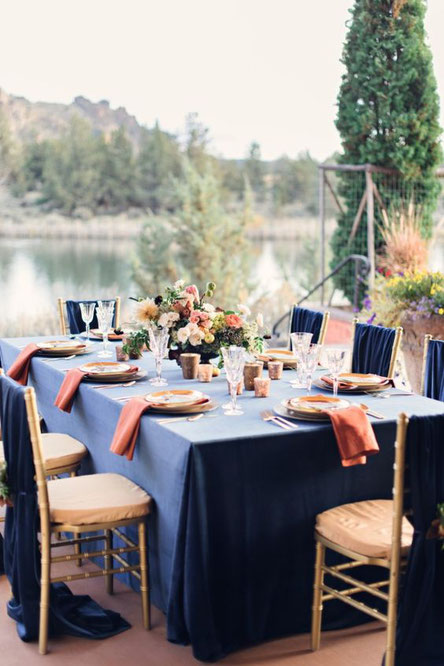 table mariage bleu marine et rose