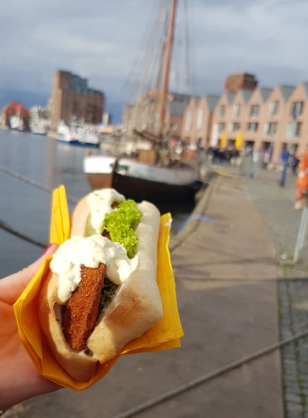 Fischbrötchen am Alten Hafen von Wismar