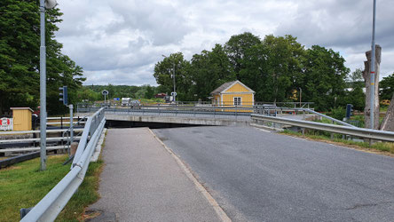 Die Norsholmvägenbron schwenkt zur Seite.