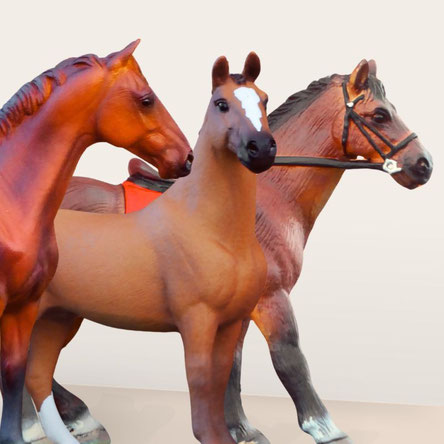 Modellpferde im Schleich Pferde Maßstab Vergleich von 1:24 bis 1:20 mit Figuren von CollectA®, Schleich® und Bullyland® nebeneinander.