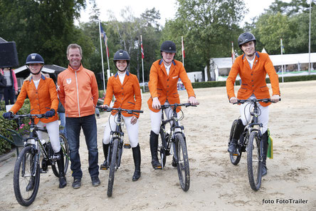 New bikes and a proud chef d'equipe Luc Steeghs for Kim Hoogenraat, Lisa Nooren, Thomas Arendsen Raedt and Jens van Grunsven. Photo FotoTrailer