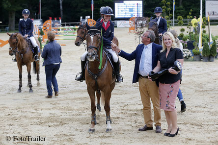 Marie Sandell wint de Outdoor Wierden pony Grand Prix met Orchid's Luna Star. Foto FotoTrailer