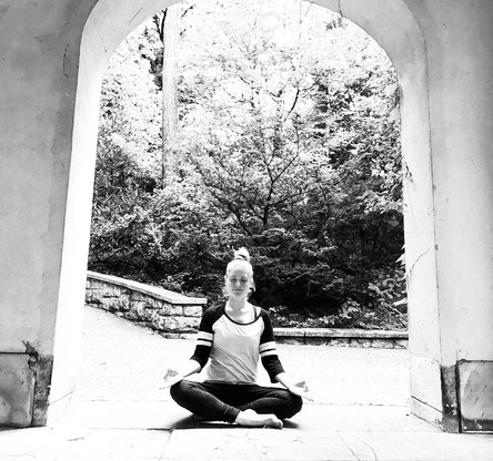 Das Yogamami am Meditieren bei ihrer Arbeit in Winterthur CH