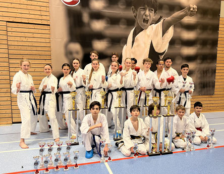 "Großer Erfolg für das Karate Team Hegau bei der Internationalen Deutschen Meisterschaft in Frankfurt: Mit 16 Gold-, 9 Silber- und 9 Bronzemedaillen setzten sich unsere 19 talentierten Karatekas in ihren Gewichtsklassen und Kategorien im Karate Kumite dur