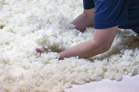 ②蒸米全体に胞子を均一に付着させていく、床もみ。