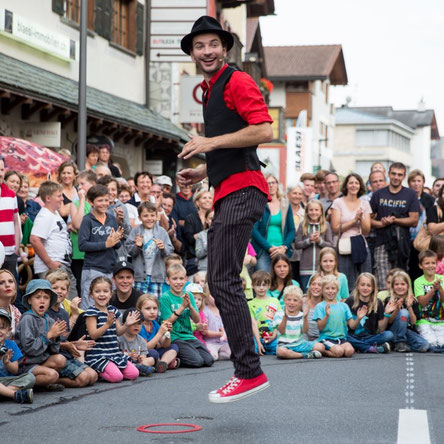 Strassenkünstler Schweiz vor Publikum