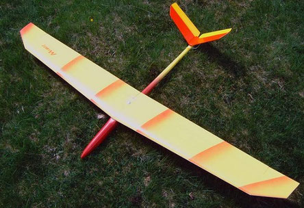 planeur radiocommandé Minij  Aeromod jaune et rouge posé dans l'herbe 