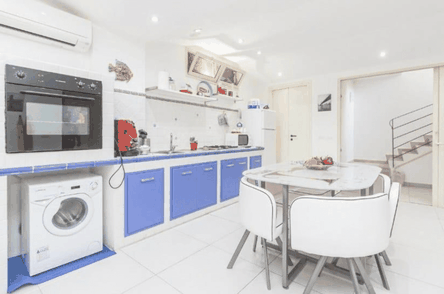cucina con tavolo