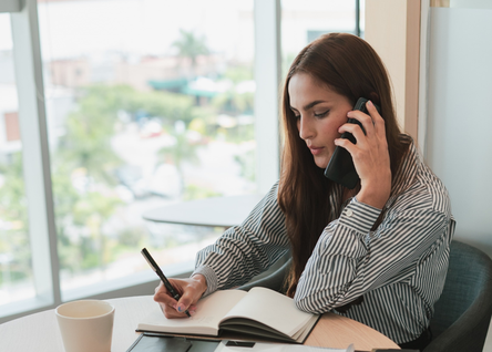 Eine Frau die mit der Phone-App telefoniert