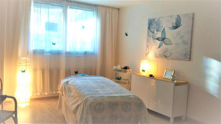 Massageliege-in-Wohlfühl-Behandlungsraum-in-Allschwil-bei-Basel-mit-Lichtquellen-und-Papillons-Schmetterlingen-und-Klangschale