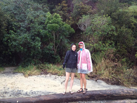 Lucy und ich an einem Strand im Abel Tasman Nationalpark