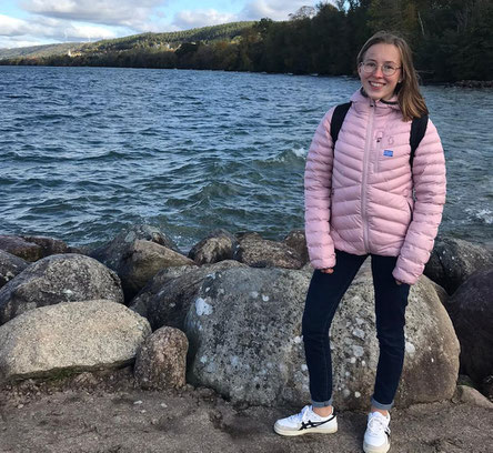 Hannah vor dem Vättern (Foto: Johanna Windirsch)