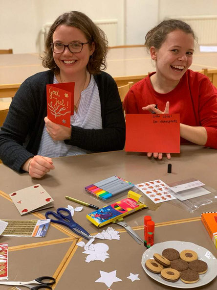 Catalina und Pauline beim Basteln