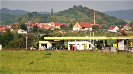 Blick vom Stadtweg über das Gewerbegebiet zum Königstein