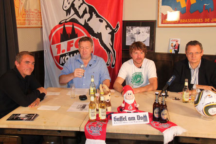 Olaf Janßen, Ralf Friedrichs, FC-Fan Raimund Gassner und Ulli Potofski zeigten sich am 13.9.2010 beim FC-Talk beeindruckt von Jungstar Clemens