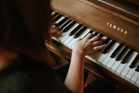 Mädchen nimmt Klavierunterricht in München Schwabing