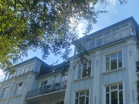 Bild: Denkmalgeschütztes Haus mit riesigem Dachausbau