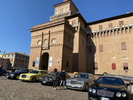 Bild: Oldtimertreffen vorm Castello Estense