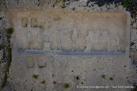 Akrai (Acre) - Latomia dell'intagliatella : Pinax (Le relief représente une libation et une scène de banquet)