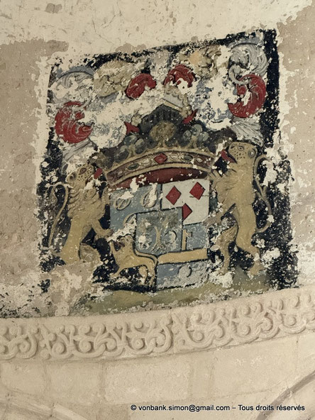 17 - Mornac-sur-Seudre - Eglise Saint-Pierre : Possibles armoiries d'un membre de la famille BOSCAL de RÉALS de MORNAC disposées dans la litre funéraire du chœur