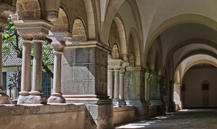 Blick in den Kreuzgang der Prämonstratenser-Abtei in Duisburg-Hamborn