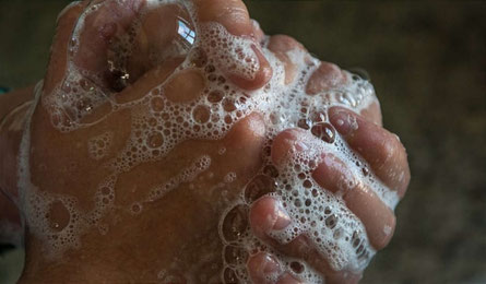 La saponification à froid est un procédé artisanal issu d'un savoir-faire. L'artisan fabrique du savon sain pour le corps afin d'éviter les problèmes de peau.