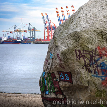 Elbe Hafen Hamburg Stein Felsen Fels Graffiti Wasser Hafenkran Hafenkräne