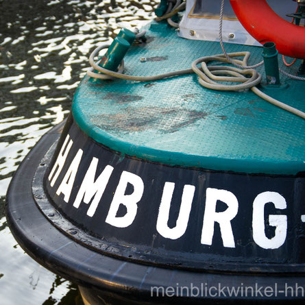 Hafen Elbe Hamburg Schlepper Schiff Kahn Rettungsring Wasser