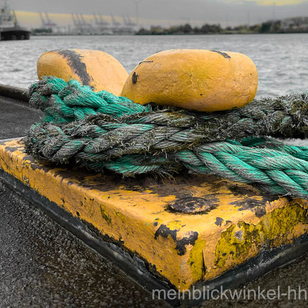 Hamburg Elbe Wasser Poller Tau Seil gelb Anleger Hafen Hafenkran
