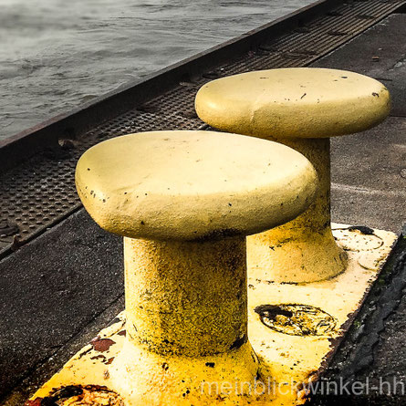 Elbe Hafen Hamburg Poller Gelb Fähranleger Anlegepfosten