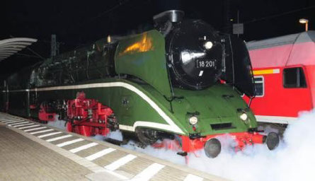 Voll unter Dampf stand die 18 201 auf dem Bahnhof in Wittenberg, bereit für die Abfahrt nach Chemnitz.  (BILD: H.-DIETER KUNZE)