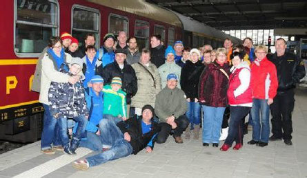 Bevor es auf den Chemnitzer Weihnachtsmarkt ging, posierten die IFA-Freunde aus Jessen vor dem Mitropa-Speisewagen. (BILD: H.-DIETER KUNZE)