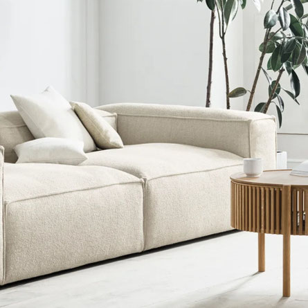 Bolia Cosima Modulsofa in beige – strukturierter Bouclé-Stoff, cleane Linien, minimalistisches Wohnzimmer-Setting