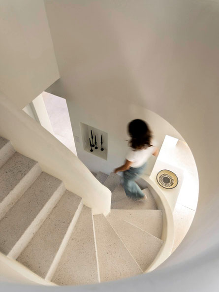 Rénovation, extension et surélévation d'une maison à Ventabren. Escalier.