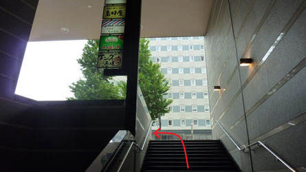 ３．「名古屋駅」1番出口付近。階段を上りきったら、左に曲がる。