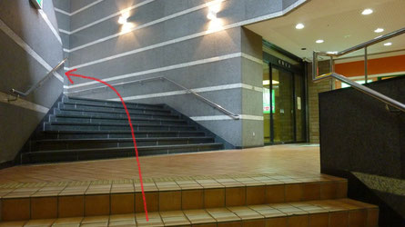 ２．「名古屋駅」1番出口付近。階段を道なりに上る。右側はサイゼリヤ 名古屋松岡ビル店。