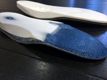 奥と手前のインソールで厚みが違うのが分かるでしょうか?