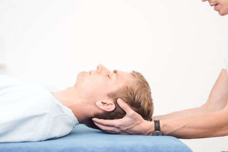 Osteopath Sören Gnoss bei der Cranio-Sakral-Therapie – sanfte Behandlung des Kopfes für ganzheitliche Gesundheit. Mit präzisen Grifftechniken löst er Spannungen und unterstützt die Selbstheilungskräfte des Körpers, um Beschwerden effektiv zu lindern.