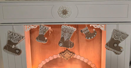 Wenn schon (Fake)Kamin, dann richtig kitschig zu Weihnachten. Habe Kamin-Socken gebastelt aus Filz und Spitze.