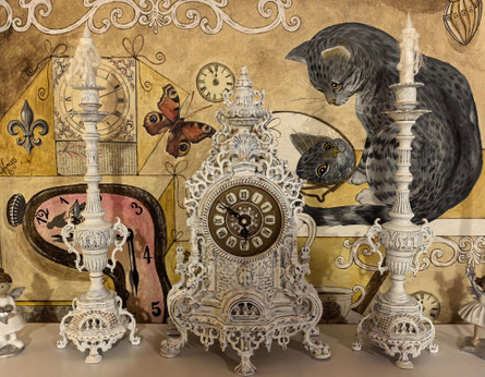 Habe ich von Sandra geschenkt bekommen in Blau (auch sehr schön) ... aber Weiß passt besser zu uns. So habe ich es umgestrichen. Auch das Blau war schon nicht original. Original war alles mal messingfarben.