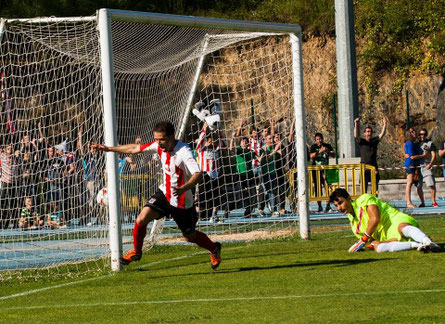 Germán acaba de anotar el gol del ascenso. El Laudio es de Segunda B.