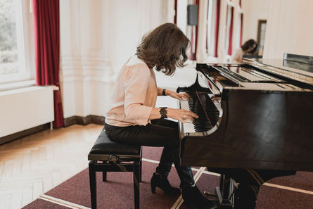 Pianistin konzentriert in ihrem Spiel