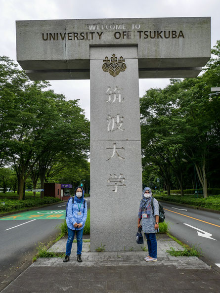 筑波大学の入口に立つサラとジャナ