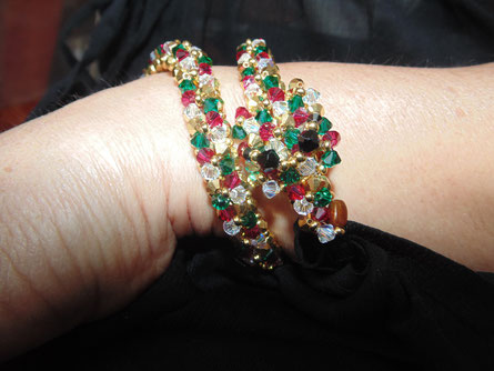 Un bracelet aux teintes de pierres précieuses : l'émeraude, le rubis, le diamant et le métal précieux : l'or jaune.