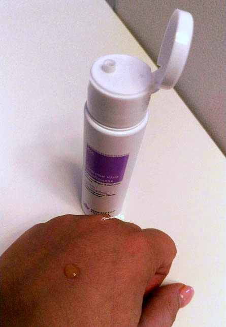 Texture lozione fluida viso tonificante sul dorso della mano