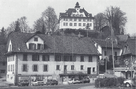 Abb.2: Vom Burghügel in das Dorf heruntergebracht, war hier das Gemeindehaus von 1982 bis 1996 untergebracht. Aufnahme von 1996.