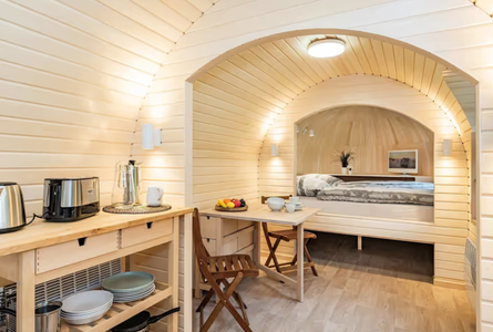 Inneneinrichtung eines modernen Tiny Houses aus Holz auf Usedom 2026