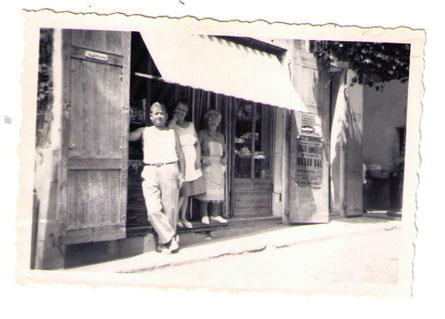 Mes grands parents et mon arrière grand mère devant la boulangerie familiale :au Touvet: 1961